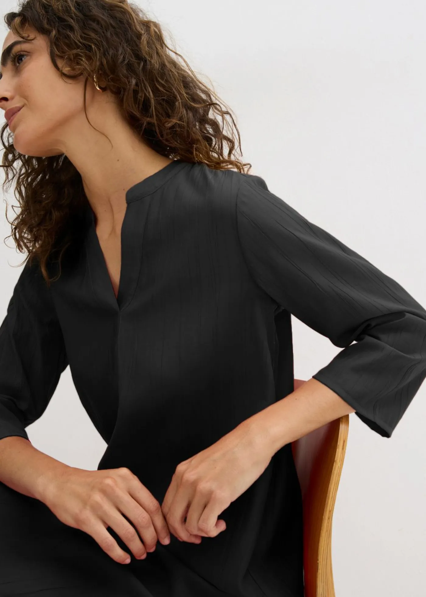 bonprix bonprix Vestido tipo túnica de mezcla de viscosa con efecto estructurado Negro Online