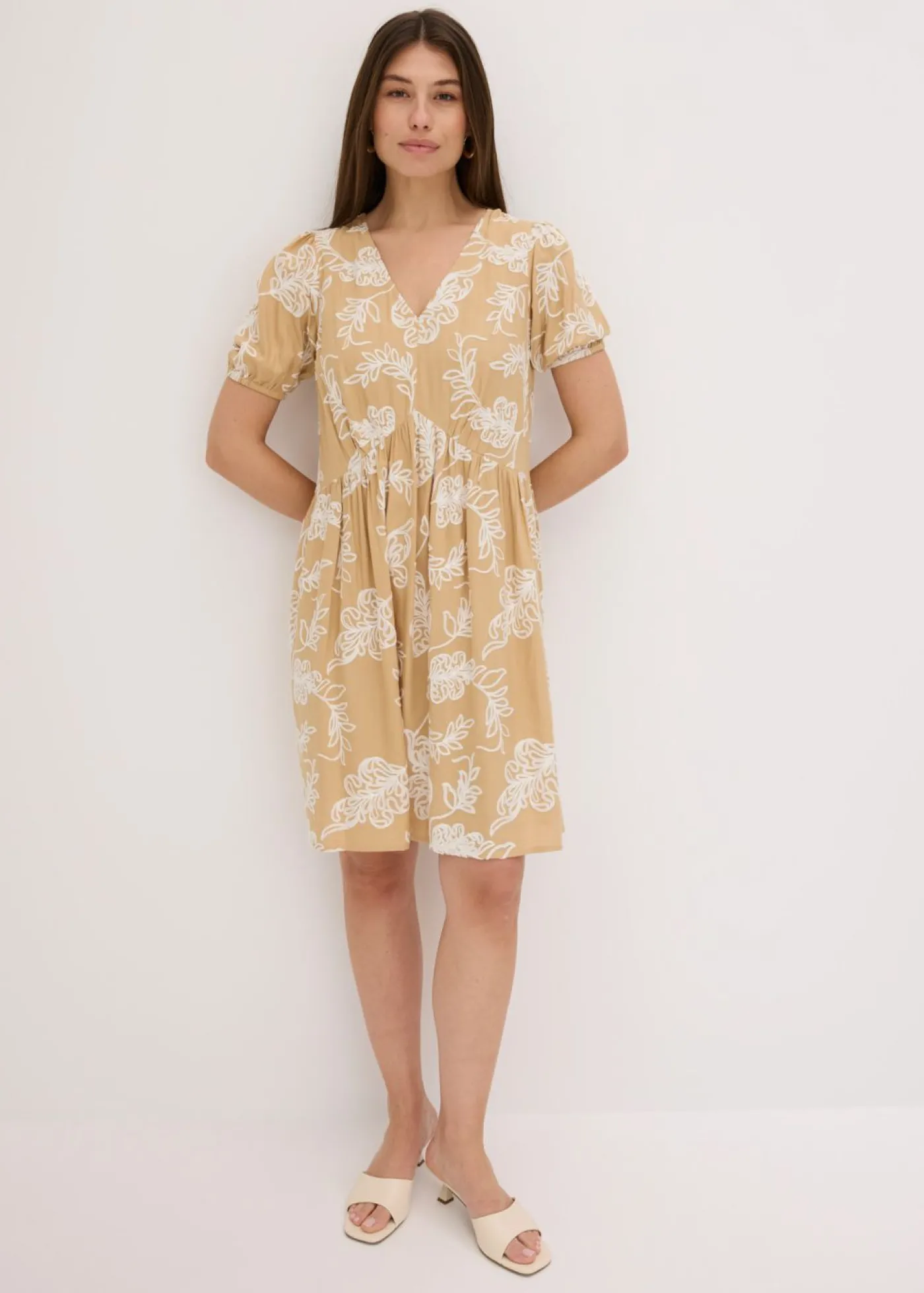 bonprix bonprix Vestido tipo túnica de viscosa vaporosa con bordado Beige de flores Online
