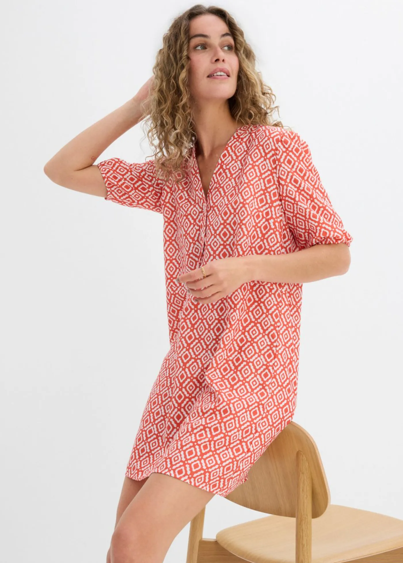 bonprix bonprix Vestido tipo túnica de viscosa fluida cayena-blanco lana
