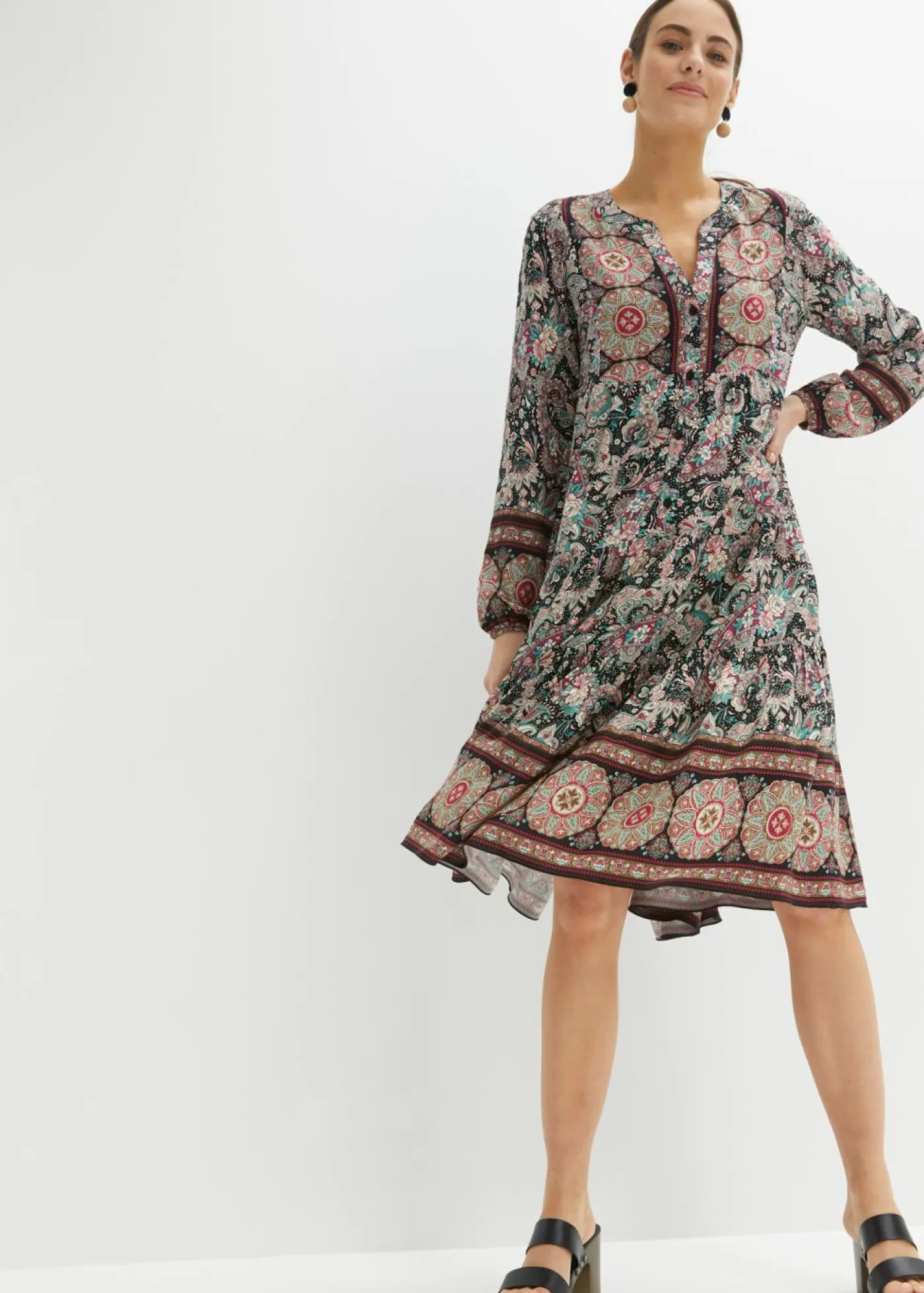 bonprix bonprix Vestido tipo túnica de viscosa fluida, talla petite Negro Hot