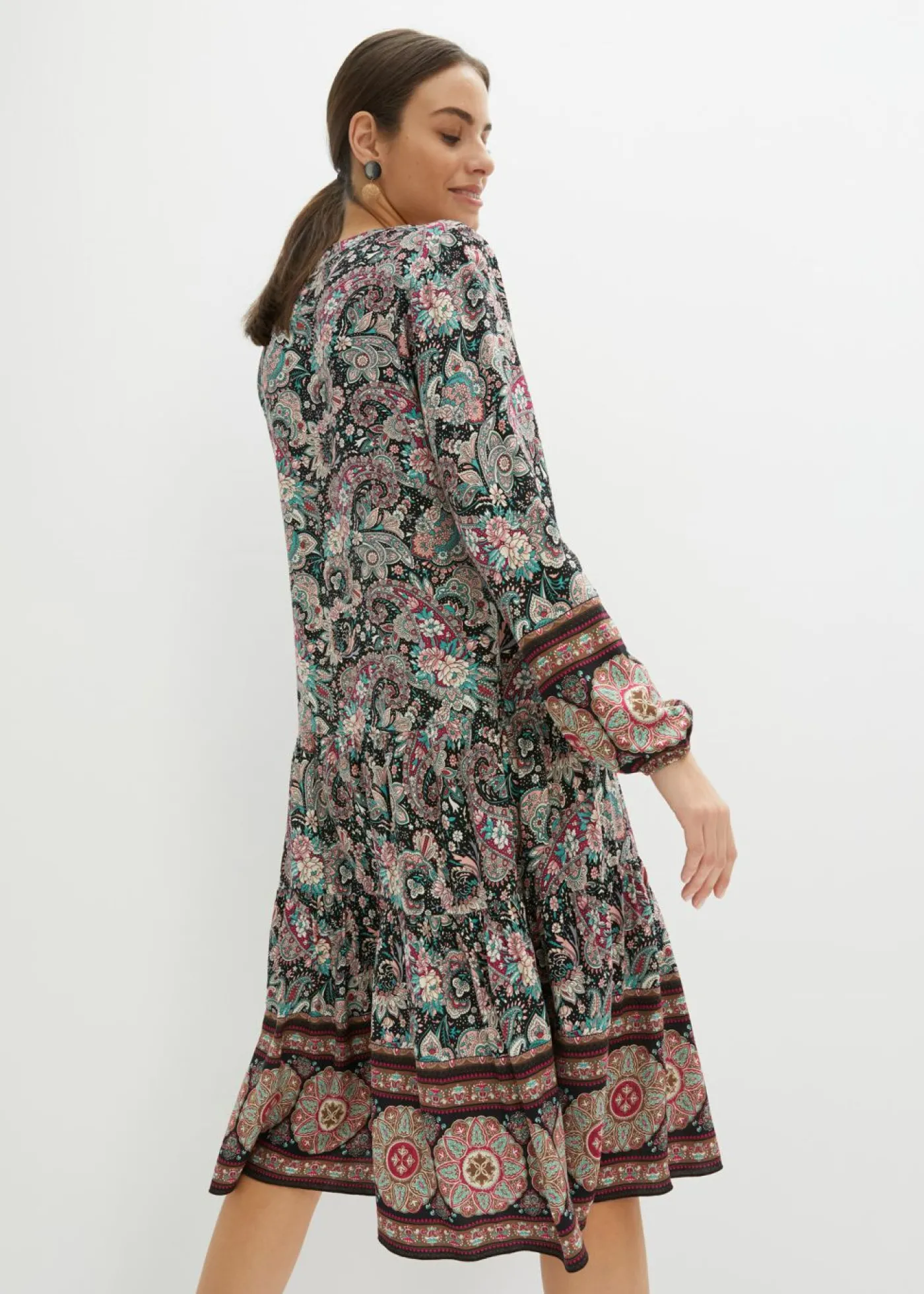 bonprix bonprix Vestido tipo túnica de viscosa fluida, talla petite Negro Hot