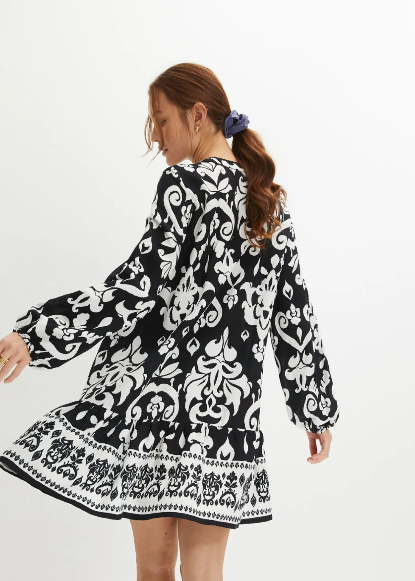 bonprix bonprix Vestido tipo túnica de viscosa fluida Negro-blanco con estampado gráfico Outlet
