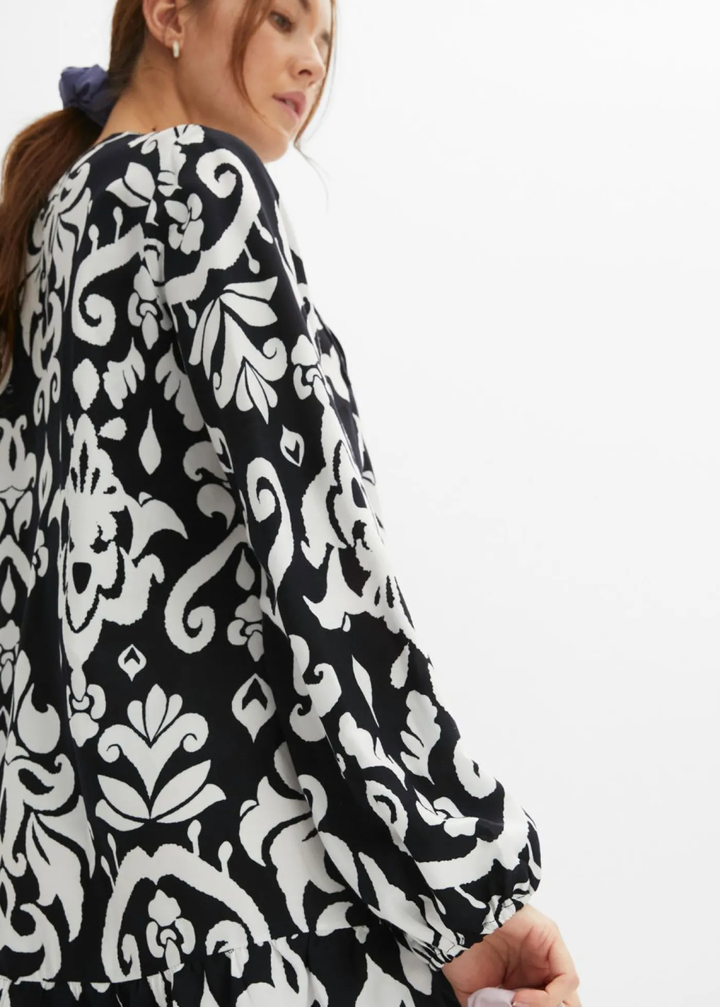 bonprix bonprix Vestido tipo túnica de viscosa fluida Negro-blanco con estampado gráfico Outlet