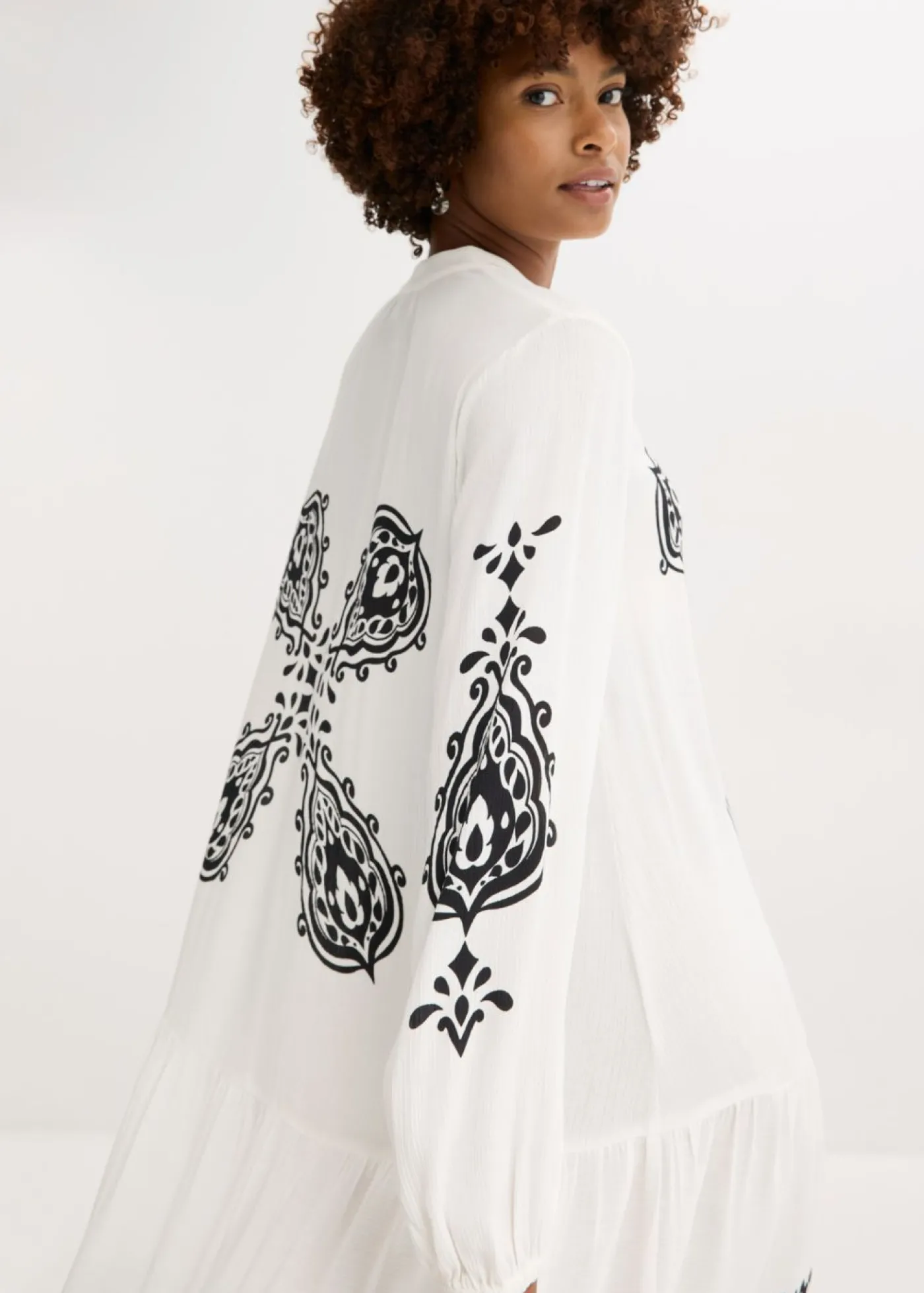 bonprix bonprix Vestido tipo túnica de viscosa estructurada Blanco lana-negro estampado New