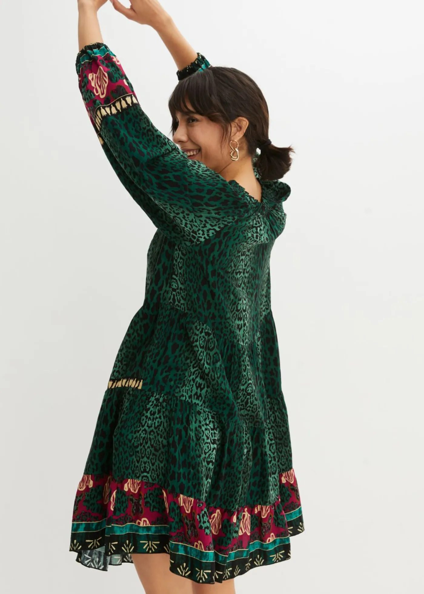 bonprix bonprix Vestido tipo túnica de viscosa fluida estampado leo verde oscuro Clearance