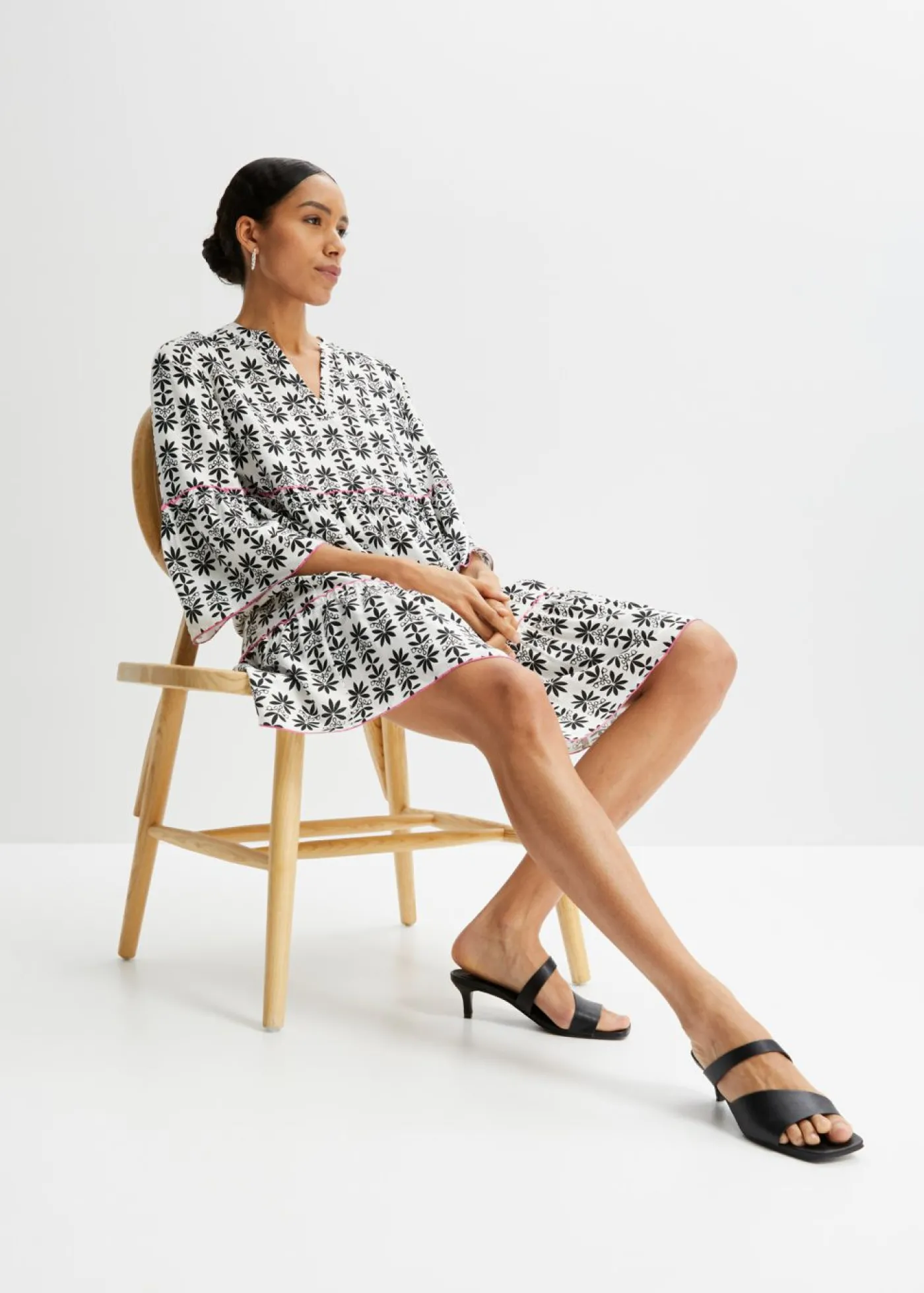bonprix bonprix Vestido tipo túnica de viscosa fluida Blanco lana/rosa neón/negro estampado Clearance