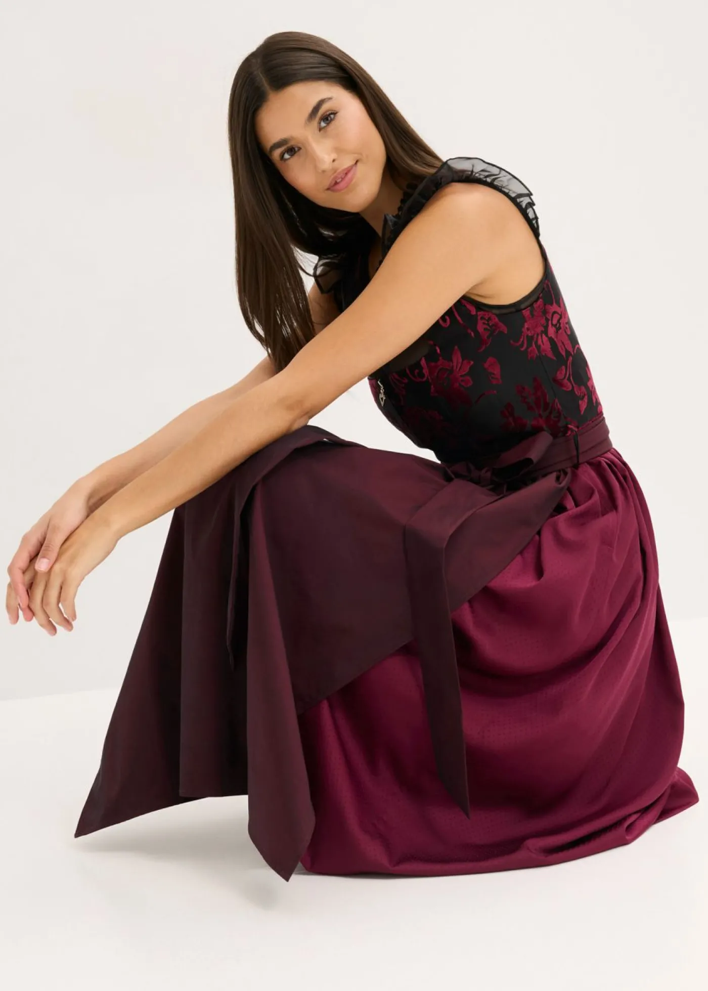 bonprix bonprix Vestido tirolés con terciopelo y largo midi (2 piezas) Rojo New