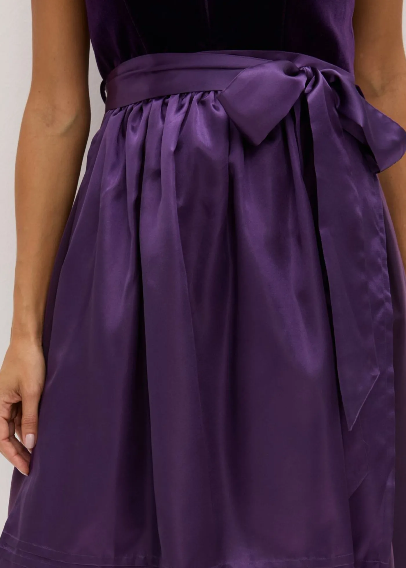 bonprix bonprix Vestido tirolés con terciopelo y largo midi (2 piezas) Lila oscuro Online