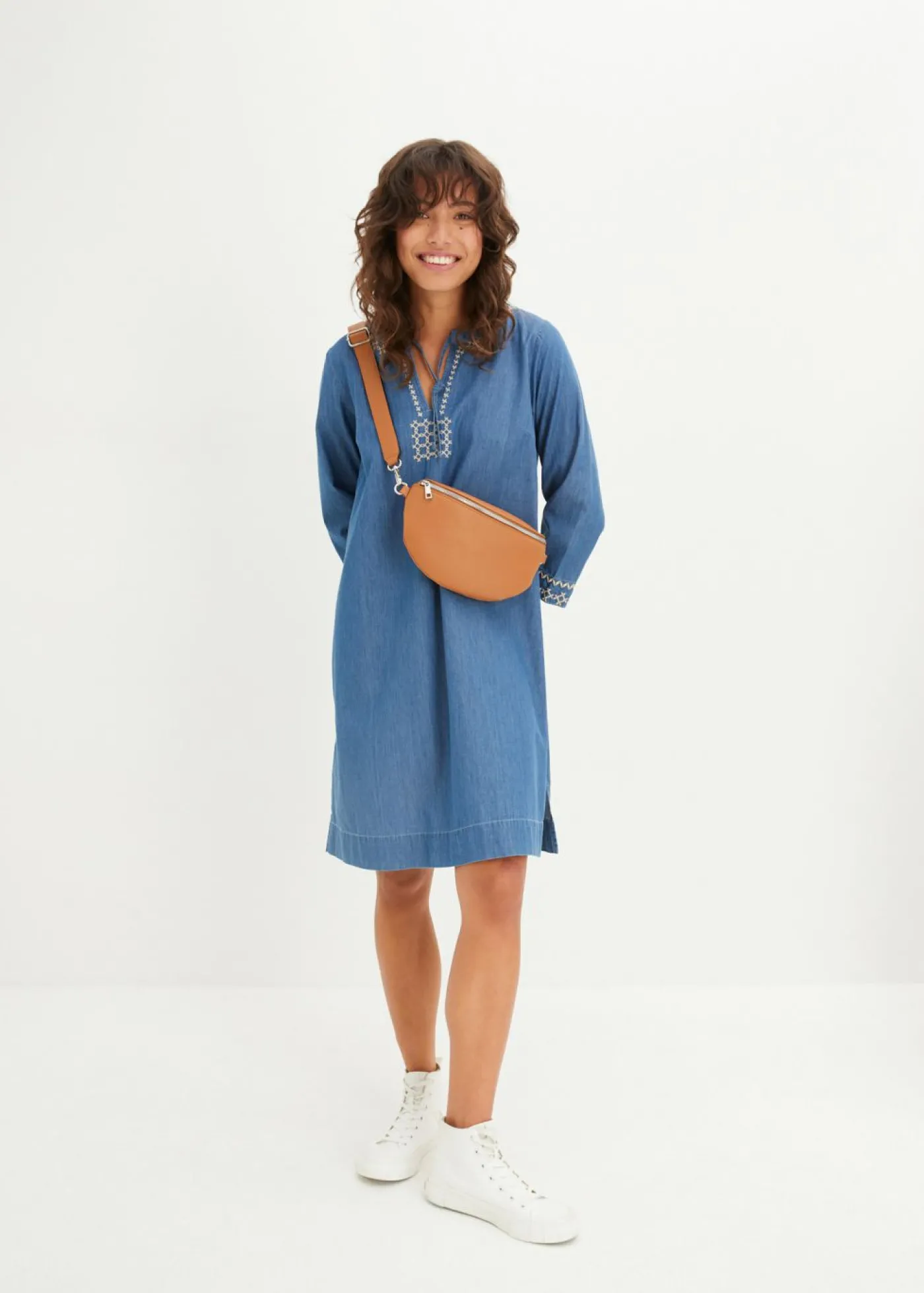 bonprix bonprix Vestido vaquero con bordado Denim claro con estampado gráfico Outlet