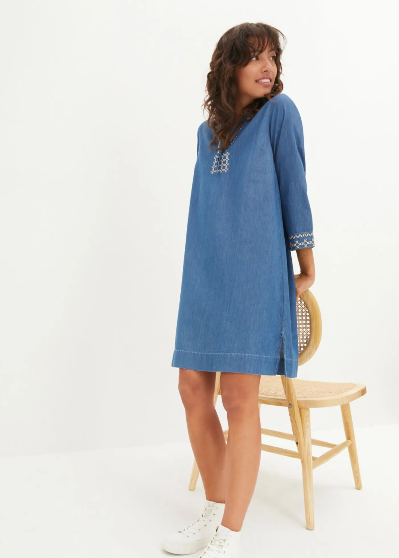 bonprix bonprix Vestido vaquero con bordado Denim claro con estampado gráfico Outlet