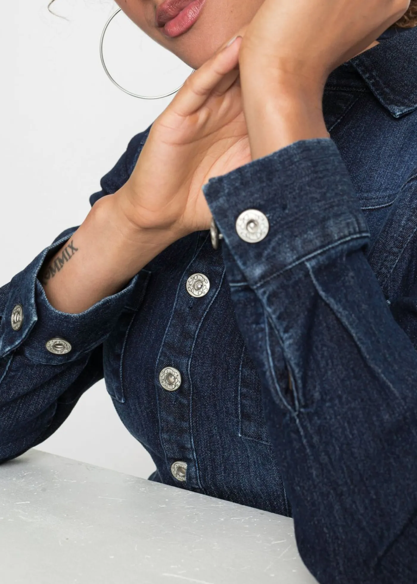 bonprix bonprix Vestido vaquero con cinturón Azul denim almirante sin lavado Online