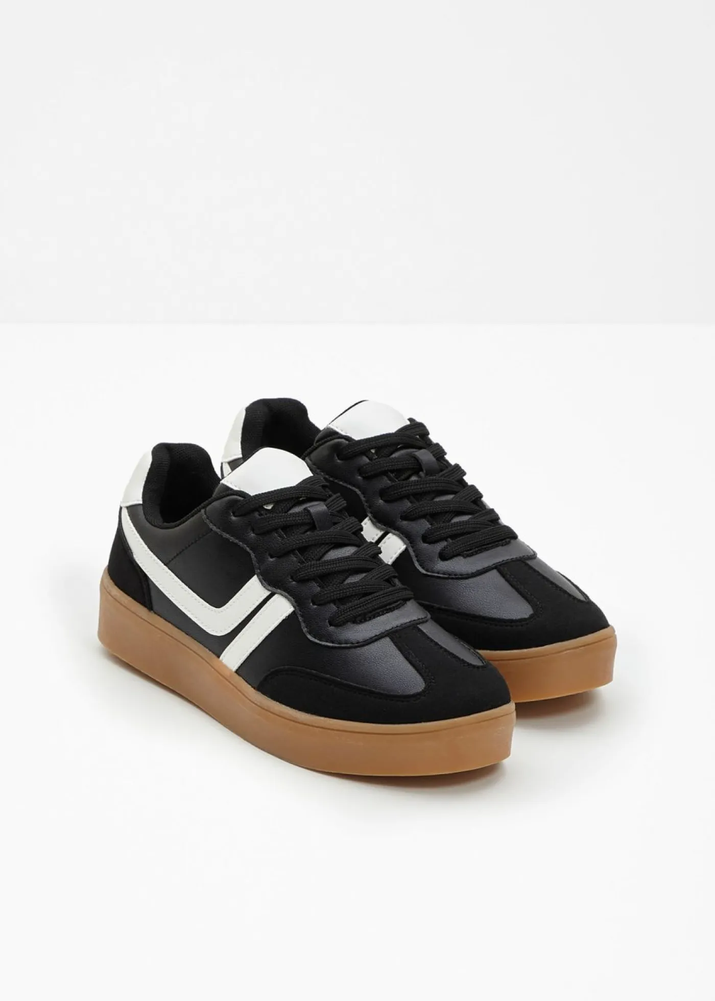 bonprix bonprix Zapatillas con plataforma de estilo retro Negro-blanco Hot