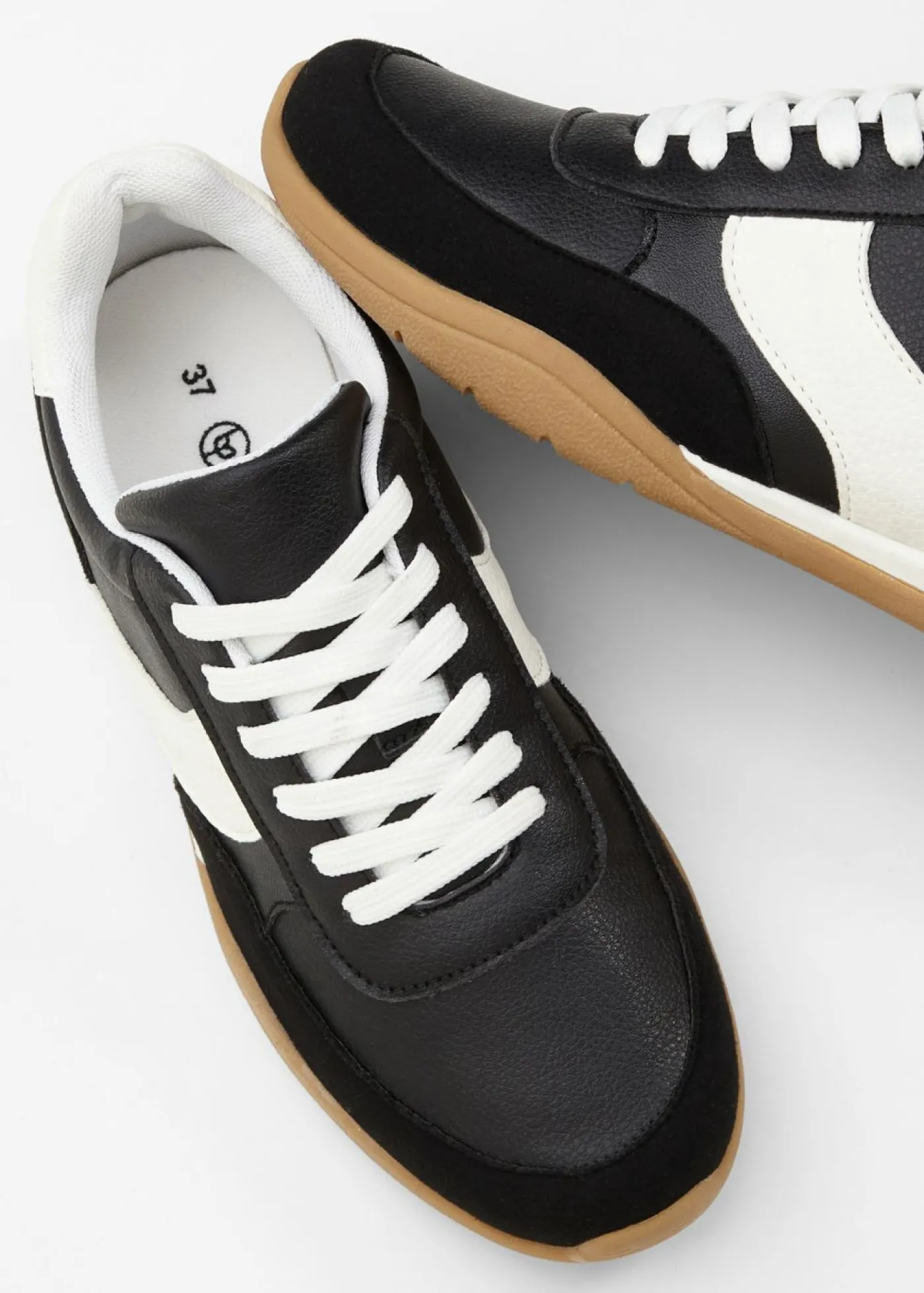 bonprix bonprix Zapatillas deportivas de estilo retro Negro-blanco Clearance