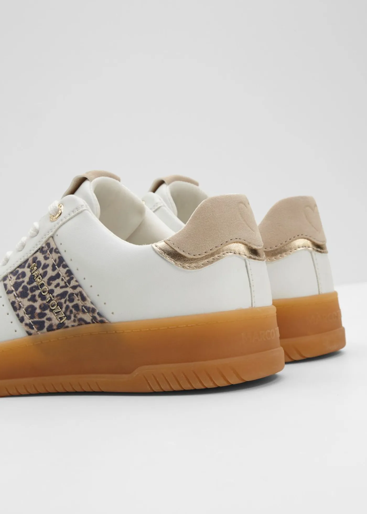 bonprix Marco Tozzi Zapatillas deportivas de Marco Tozzi con plataforma y look retro Blanco