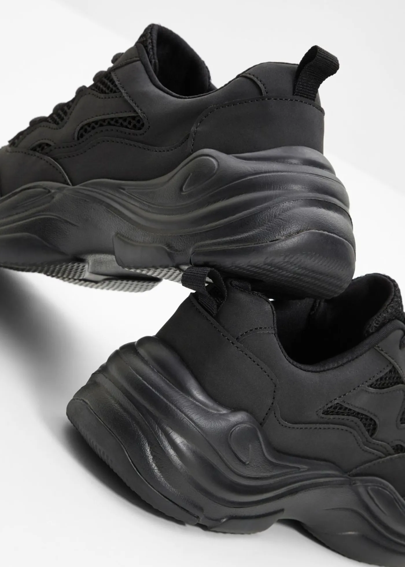 bonprix bonprix Zapatillas deportivas tipo chunky con inserto de malla Negro Sale
