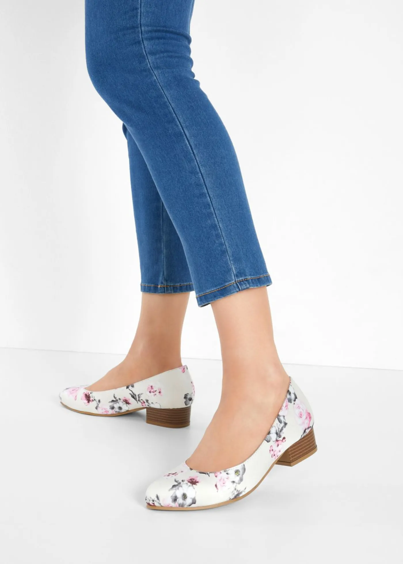 bonprix bonprix Zapatos de tacón con tacón ancho De flores color crema Hot